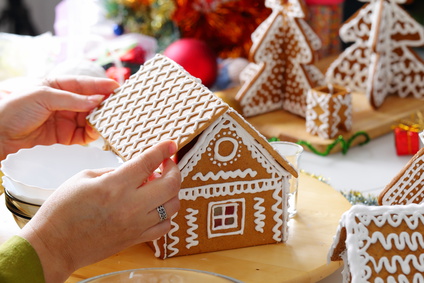 Making of Christmas gingerbread house. Roof binding.
